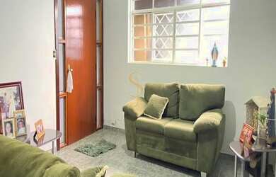 Imagem: A casa possui 4 Dormitórios, 2 Banheiros, 2 Vagas na garagem