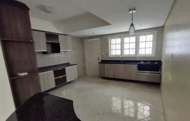 Imagem: A casa possui 4 Dormitórios, 3 Banheiros, 2 Vagas na garagem