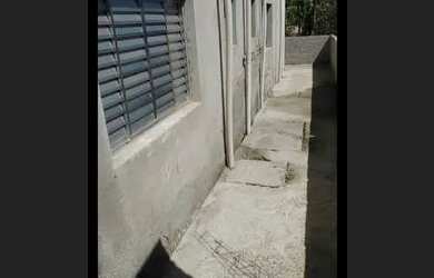 Imagem: A casa possui 1 Dormitório, 1 Banheiro, 1 Vaga na garagem