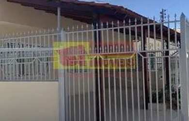 Imagem: A casa possui 2 Dormitórios, 1 Banheiro, 3 Vagas na garagem