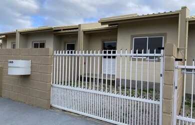 Imagem: A casa possui 2 Dormitórios, 1 Banheiro, 2 Vagas na garagem