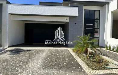 Imagem: A casa possui 3 Dormitórios, 2 Banheiros, 4 Vagas na garagem