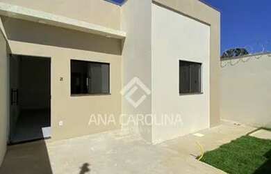 Imagem: A casa possui 3 Dormitórios, 1 Banheiro, 2 Vagas na garagem