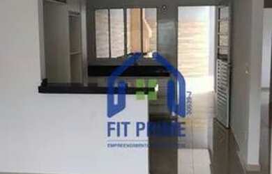 Imagem: A casa possui 3 Dormitórios, 2 Banheiros, 2 Vagas na garagem