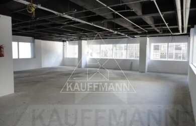 Imagem: O depósito possui 4 Vagas na garagem e 508m² de Área e está