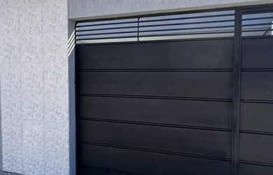 Imagem: A casa possui 3 Dormitórios, 2 Banheiros, 1 Vaga na garagem