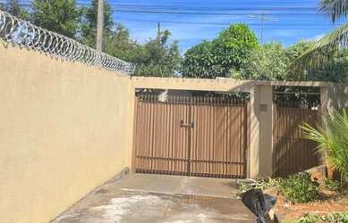 Imagem: A casa possui 2 Dormitórios, 1 Banheiro, 2 Vagas na garagem