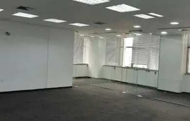 Imagem: O depósito possui 4 Vagas na garagem e 188m² de Área e está