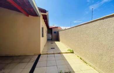 Imagem: A casa possui 3 Dormitórios, 2 Banheiros, 2 Vagas na garagem