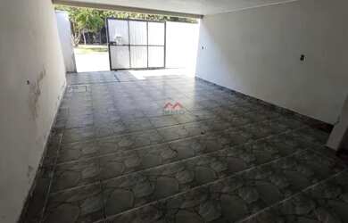 Imagem: A casa possui 3 Dormitórios, 1 Banheiro, 2 Vagas na garagem