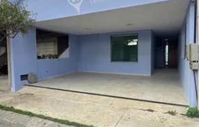 Imagem: A casa possui 3 Dormitórios, 2 Banheiros e 2 Vagas na garagem