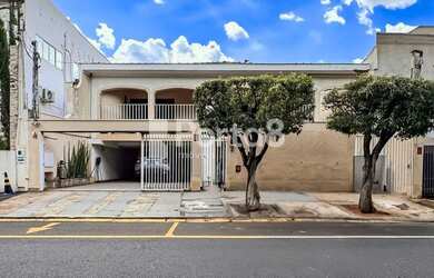 Imagem: A casa possui 3 Dormitórios, 5 Banheiros, 4 Vagas na garagem