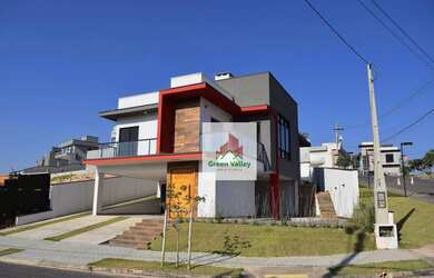 Imagem: A casa em condomínio possui 3 Dormitórios, 5 Banheiros, 4