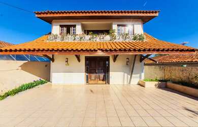 Imagem: A casa possui 4 Dormitórios, 4 Banheiros, 4 Vagas na garagem