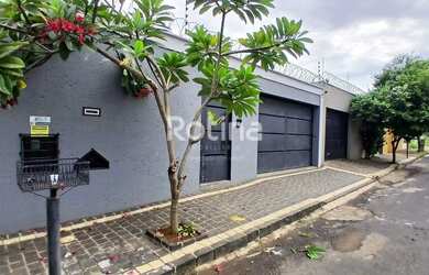 Imagem: A casa possui 3 Dormitórios, 3 Banheiros, 3 Vagas na garagem