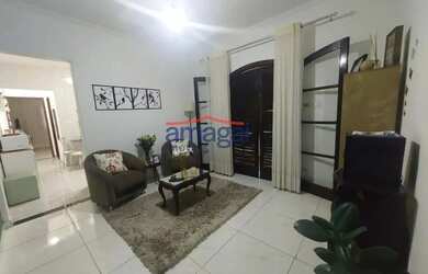 Imagem: A casa possui 2 Dormitórios, 1 Banheiro, 2 Vagas na garagem