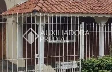 Imagem: A casa possui 4 Dormitórios, 2 Banheiros, 4 Vagas na garagem