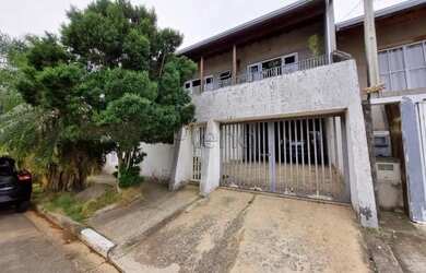 Imagem: A casa possui 3 Dormitórios, 2 Banheiros, 3 Vagas na garagem