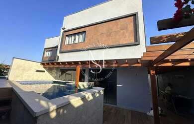 Imagem: A casa possui 3 Dormitórios, 4 Banheiros, 2 Vagas na garagem