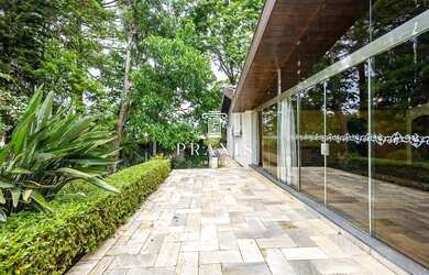 Imagem: A casa possui 4 Dormitórios, 5 Banheiros, 4 Vagas na garagem