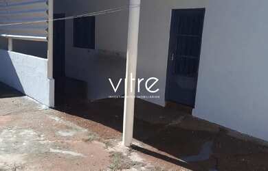 Imagem: A casa possui 3 Dormitórios, 1 Banheiro, 1 Vaga na garagem