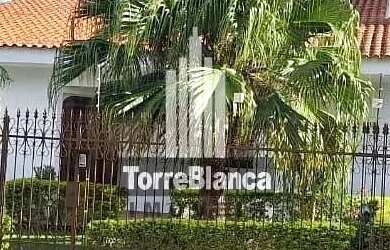 Imagem: A casa possui 4 Dormitórios, 4 Banheiros, 5 Vagas na garagem