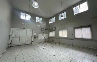 Imagem: O depósito possui 5 Vagas na garagem, 250m² de Área e está