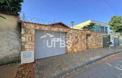 Imagem: A casa possui 4 Dormitórios, 3 Banheiros, 2 Vagas na garagem