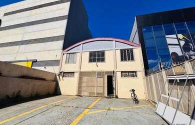 Imagem: O depósito possui 410m² de Área e está localizado em Azenha