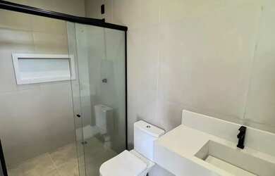 Imagem: A casa em condomínio à venda possui 5 Dormitórios, 5 Banheiros