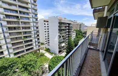 Imagem: O apartamento possui 4 Dormitórios, 3 Banheiros, 2 Vagas na