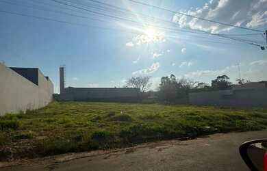 Imagem: O terreno possui 560m² de Área e está localizado em Guapiaçu