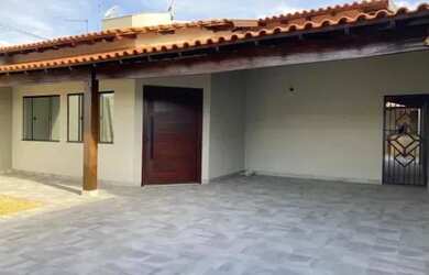 Imagem: A casa possui 3 Dormitórios, 3 Banheiros, 2 Vagas na garagem