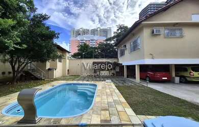 Imagem: A casa possui 4 Dormitórios, 5 Banheiros, 2 Vagas na garagem