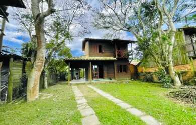 Imagem: A casa possui 4 Dormitórios, 2 Banheiros, 4 Vagas na garagem