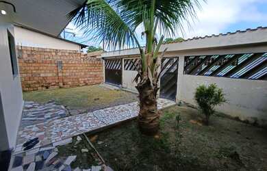 Imagem: A casa possui 2 Dormitórios, 2 Banheiros, 3 Vagas na garagem