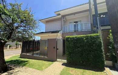 Imagem: A casa possui 4 Dormitórios, 3 Banheiros, 2 Vagas na garagem