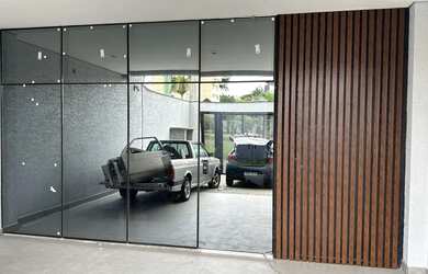 Imagem: A casa possui 3 Dormitórios, 4 Banheiros, 4 Vagas na garagem