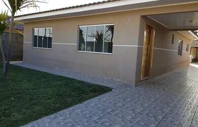 Imagem: A casa possui 3 Dormitórios, 2 Banheiros, 4 Vagas na garagem