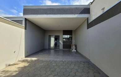 Imagem: A casa possui 3 Dormitórios, 2 Banheiros, 2 Vagas na garagem