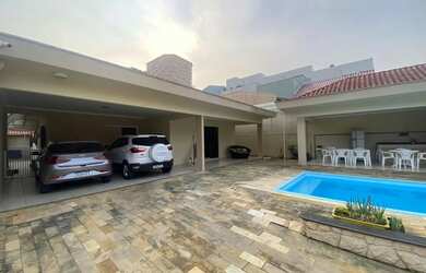 Imagem: A casa possui 3 Dormitórios, 2 Banheiros, 2 Vagas na garagem