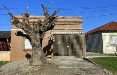 Imagem: A casa possui 3 Dormitórios, 2 Banheiros, 1 Vaga na garagem