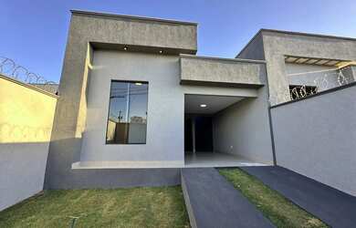 Imagem: A casa possui 3 Dormitórios, 4 Banheiros, 2 Vagas na garagem