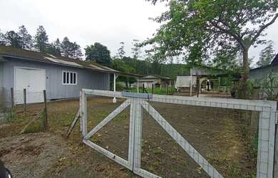 Imagem: A casa possui 2 Dormitórios, 1 Banheiro, 1 Vaga na garagem