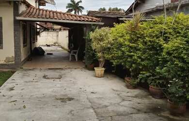 Imagem: A casa possui 3 Dormitórios, Acomodam 8 pessoas e 2 Vagas na