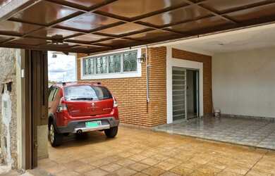 Imagem: A casa possui 3 Dormitórios, 3 Banheiros, 5 Vagas na garagem