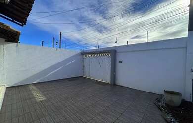 Imagem: A casa possui 2 Dormitórios, 1 Banheiro, 1 Vaga na garagem