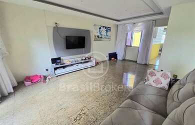 Imagem: A casa possui 5 Dormitórios, 5 Banheiros, 4 Vagas na garagem