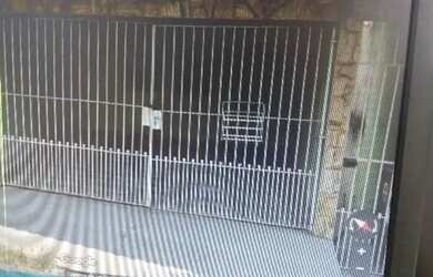 Imagem: A casa possui 3 Dormitórios, 2 Banheiros, 2 Vagas na garagem