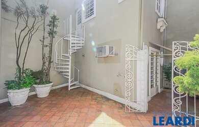 Imagem: O depósito possui 4 Vagas na garagem, 300m² de Área e está